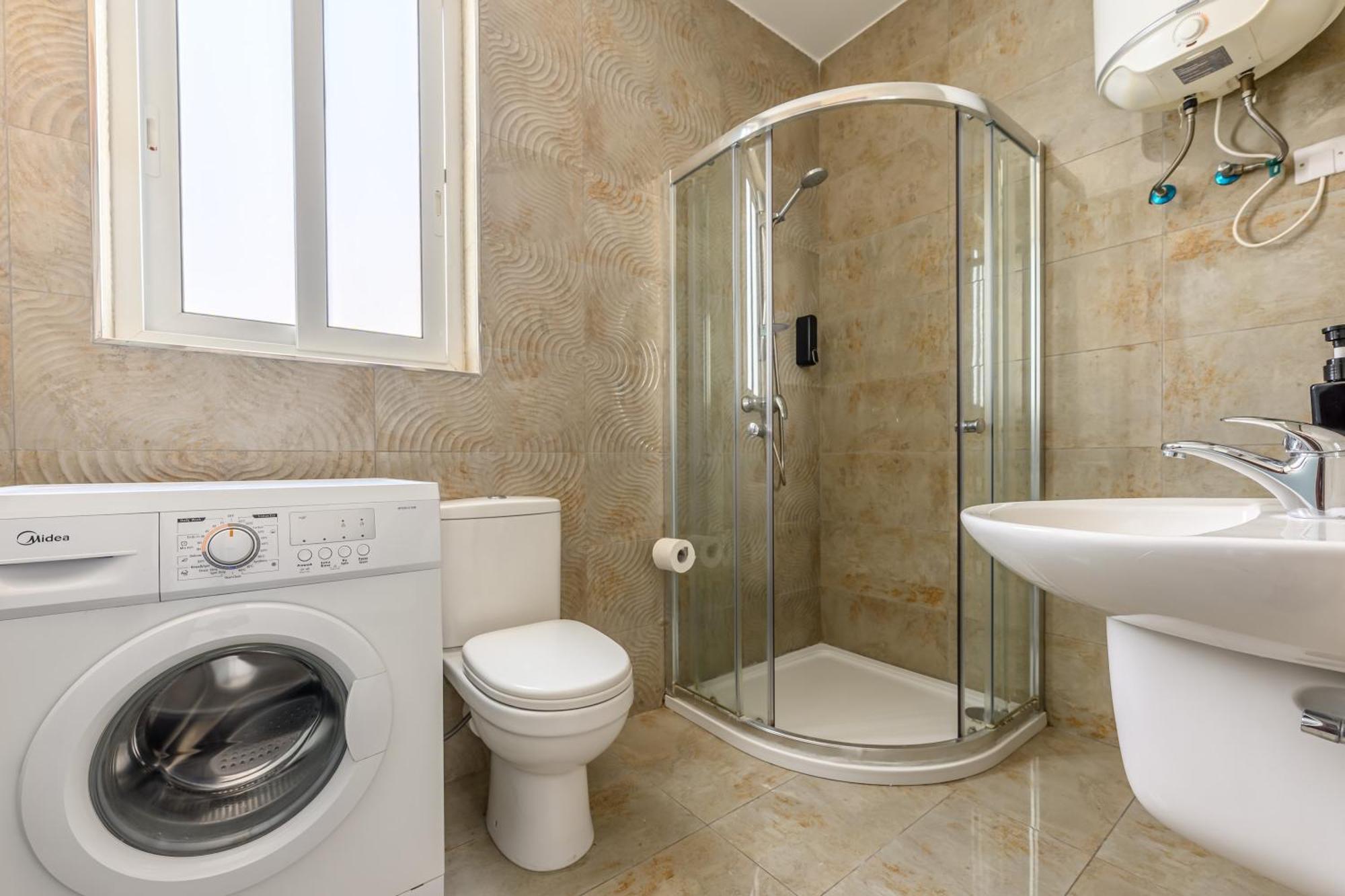 F11 Room 3, Private Room Two Single Beds Shared Bathroom In Shared Flat Msida Eksteriør billede